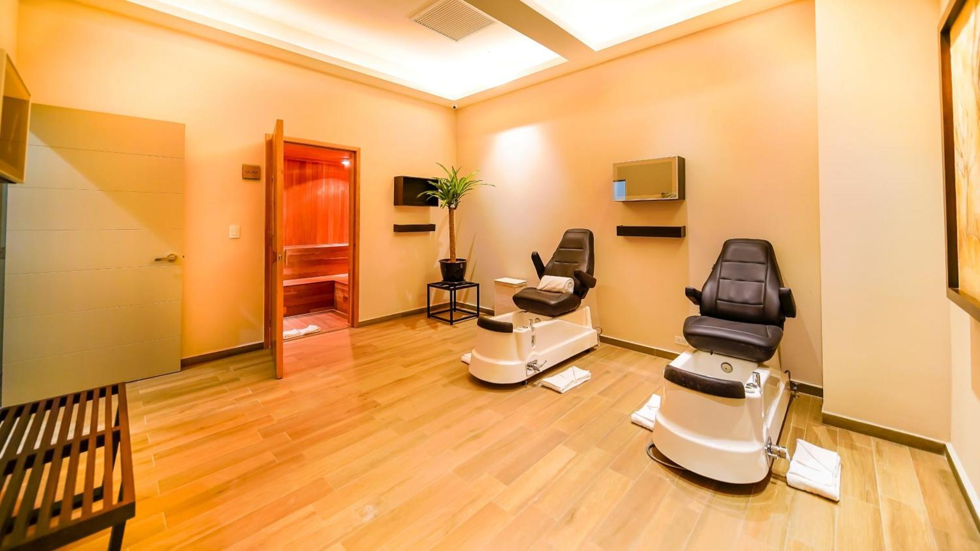 Metria Hotel León Eksteriør billede A nail salon