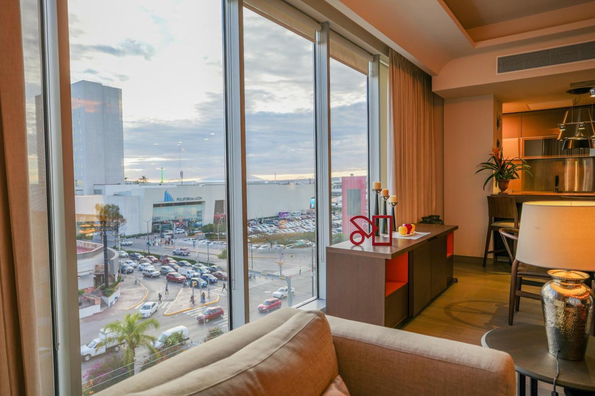 Metria Hotel León Eksteriør billede A view from a suite at the JW Marriott Phoenix.